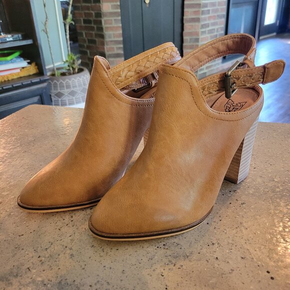 WOMENS BEAST FASHION ANKLE STRAP BOOTIES SIZE 7.5 - EUC - Picture 1 of 6